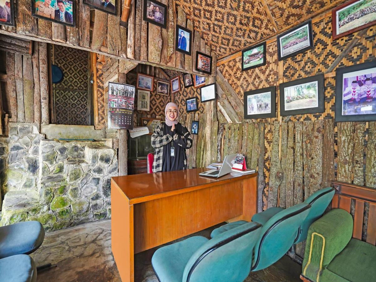 Oyo Homes 90915 Eco Tourism Desa Cihanjuang Rahayu Ciwangun Indah Camp Villas Bongkar Dış mekan fotoğraf