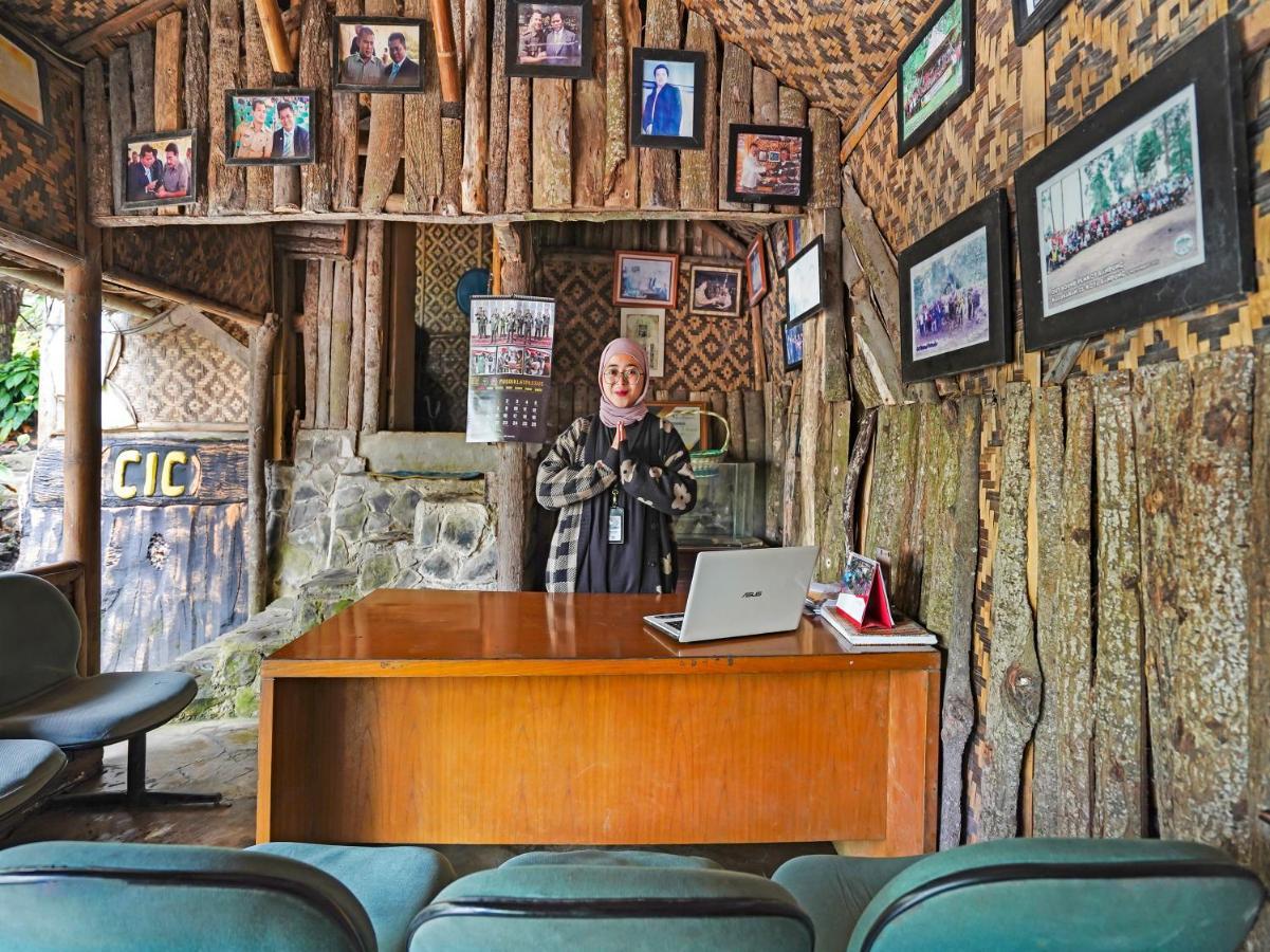 Oyo Homes 90915 Eco Tourism Desa Cihanjuang Rahayu Ciwangun Indah Camp Villas Bongkar Dış mekan fotoğraf