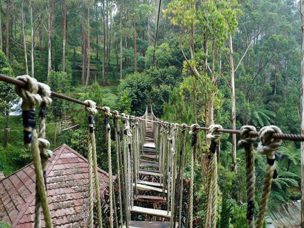 Oyo Homes 90915 Eco Tourism Desa Cihanjuang Rahayu Ciwangun Indah Camp Villas Bongkar Dış mekan fotoğraf