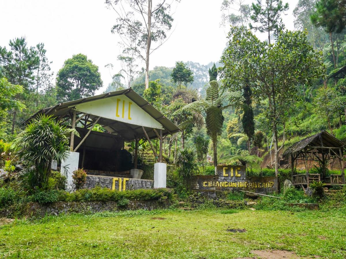 Oyo Homes 90915 Eco Tourism Desa Cihanjuang Rahayu Ciwangun Indah Camp Villas Bongkar Dış mekan fotoğraf