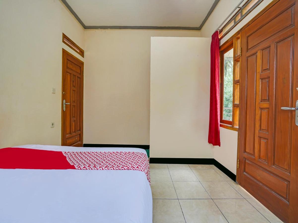 Oyo Homes 90915 Eco Tourism Desa Cihanjuang Rahayu Ciwangun Indah Camp Villas Bongkar Dış mekan fotoğraf