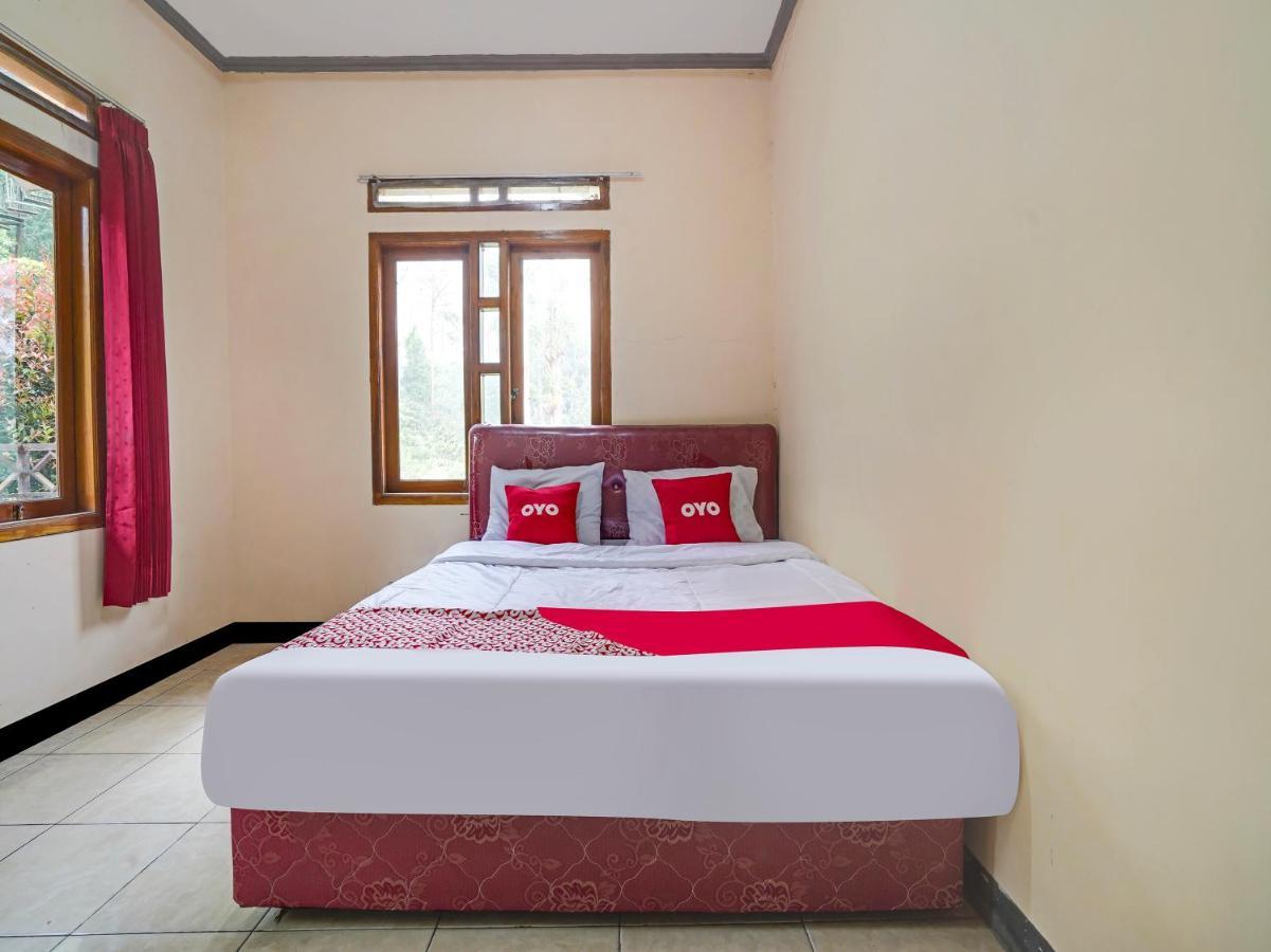 Oyo Homes 90915 Eco Tourism Desa Cihanjuang Rahayu Ciwangun Indah Camp Villas Bongkar Dış mekan fotoğraf