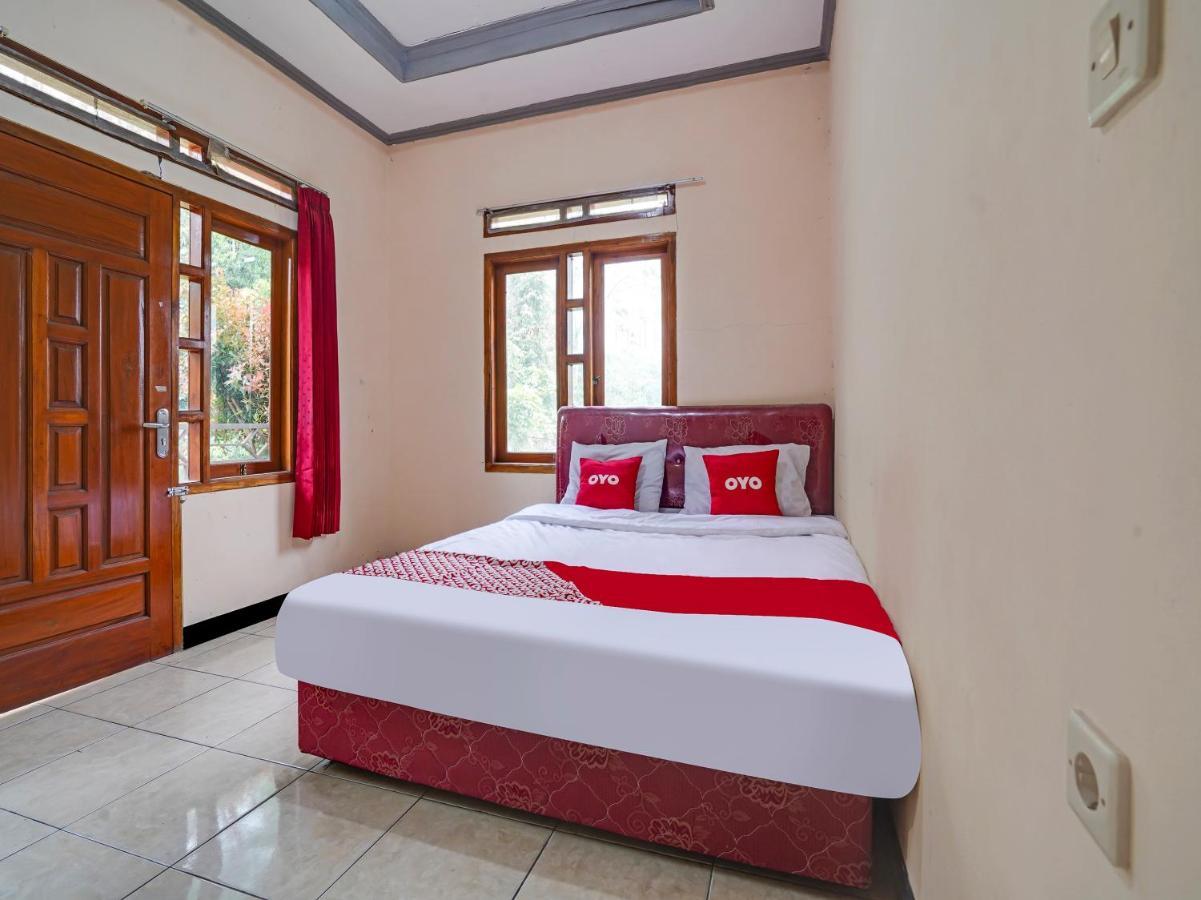 Oyo Homes 90915 Eco Tourism Desa Cihanjuang Rahayu Ciwangun Indah Camp Villas Bongkar Dış mekan fotoğraf