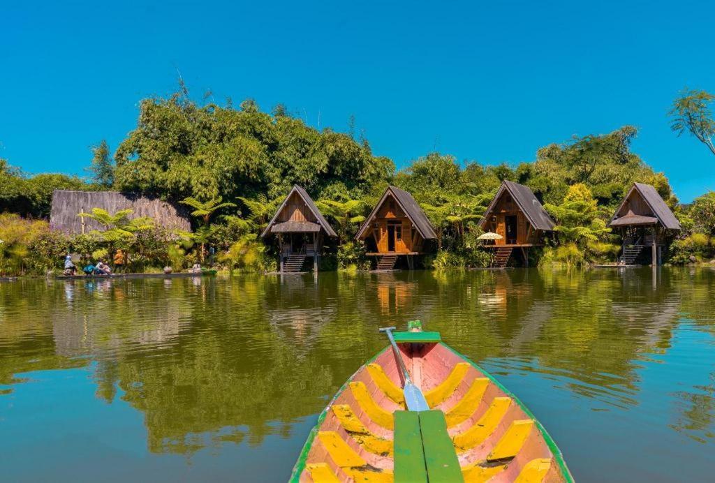 Oyo Homes 90915 Eco Tourism Desa Cihanjuang Rahayu Ciwangun Indah Camp Villas Bongkar Dış mekan fotoğraf