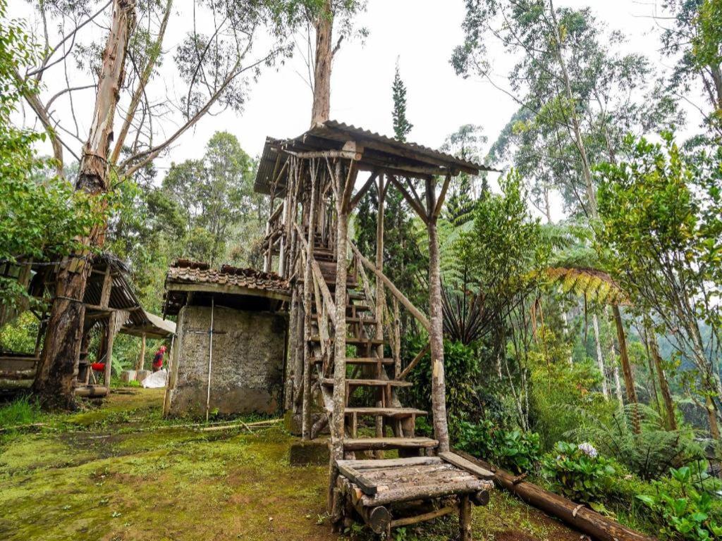 Oyo Homes 90915 Eco Tourism Desa Cihanjuang Rahayu Ciwangun Indah Camp Villas Bongkar Dış mekan fotoğraf